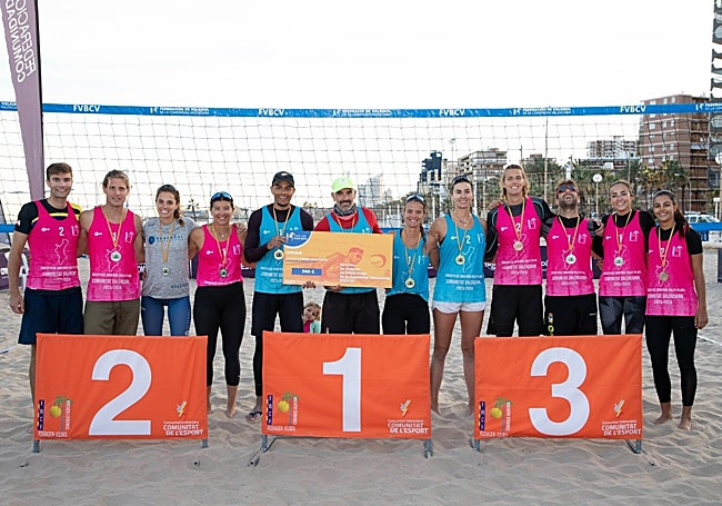 Imagen de grupo con los dos podios tras la entrega de trofeos