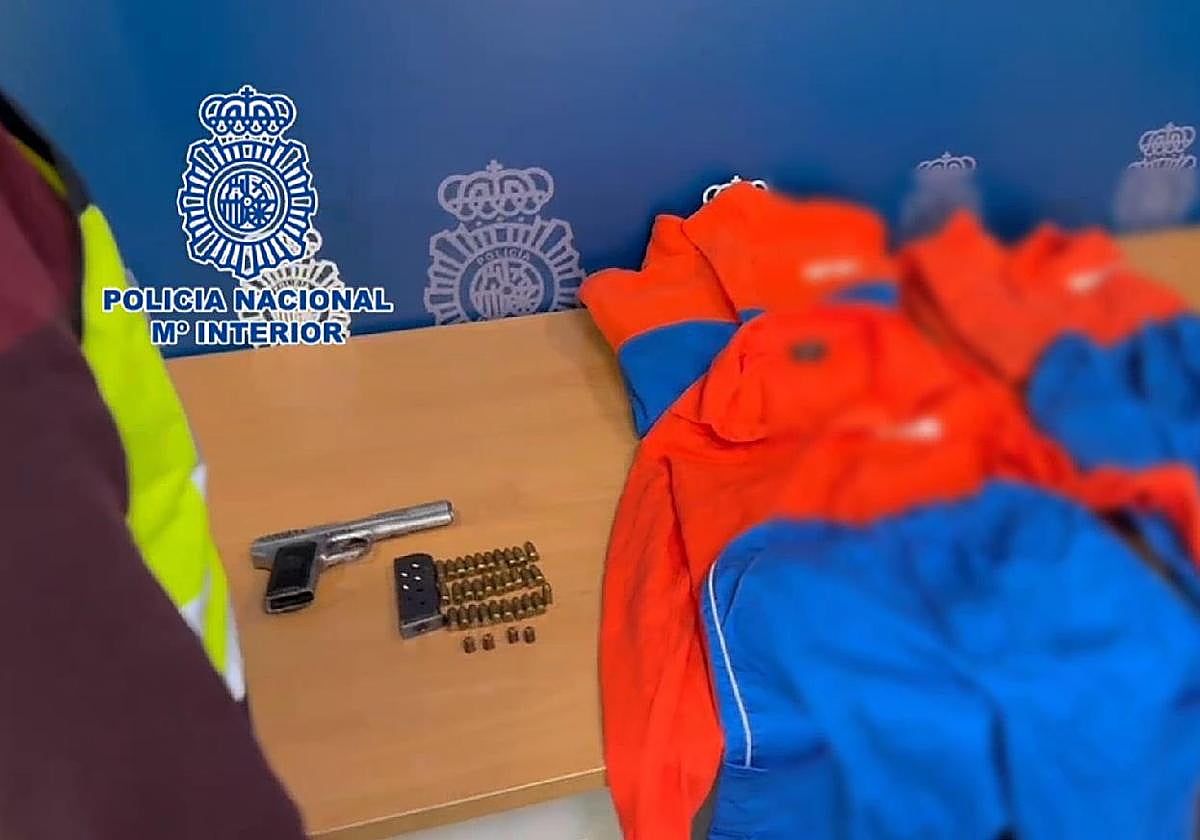 Uniformes y armas incautadas en la investigación.