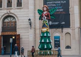 Uno de los ángeles de Navidad de Alicante en la plaza de Toros.