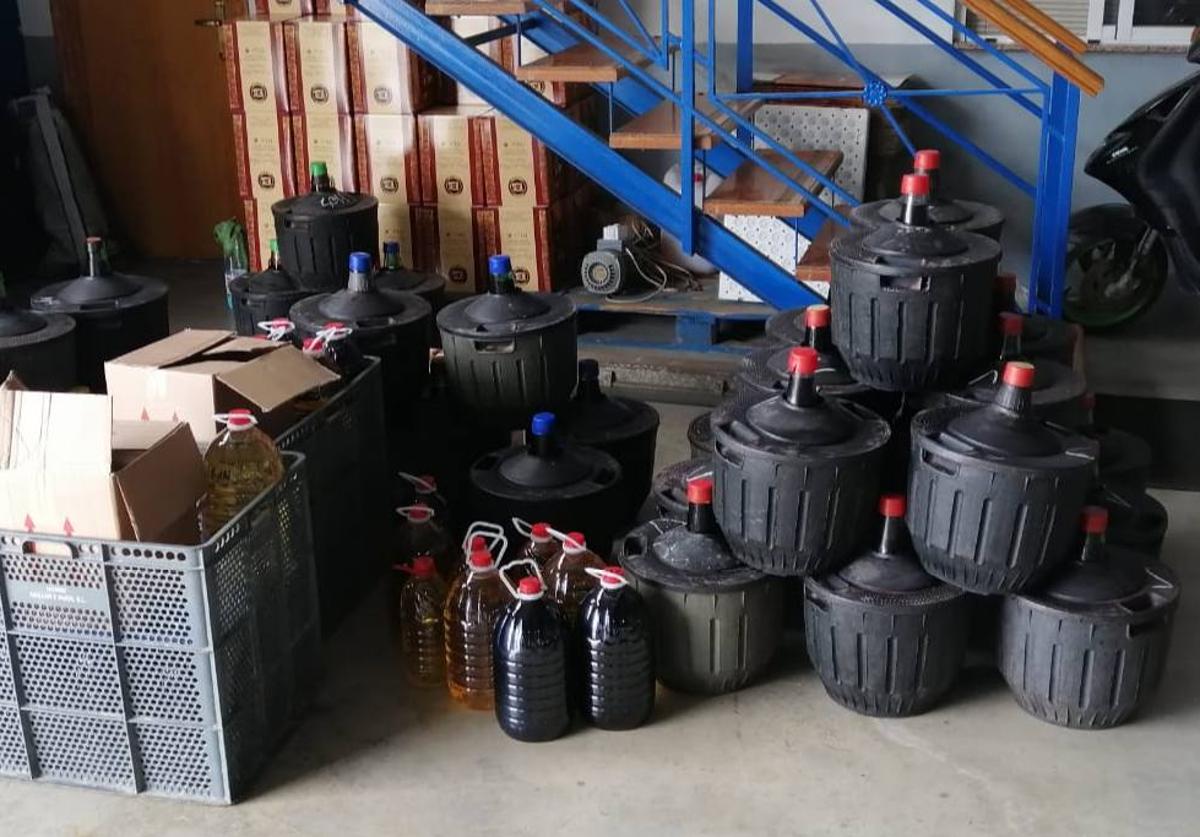 Requisan en una bodega ilegal de Alicante dos toneladas de miel y 5.500 litros de alcohol adulterado