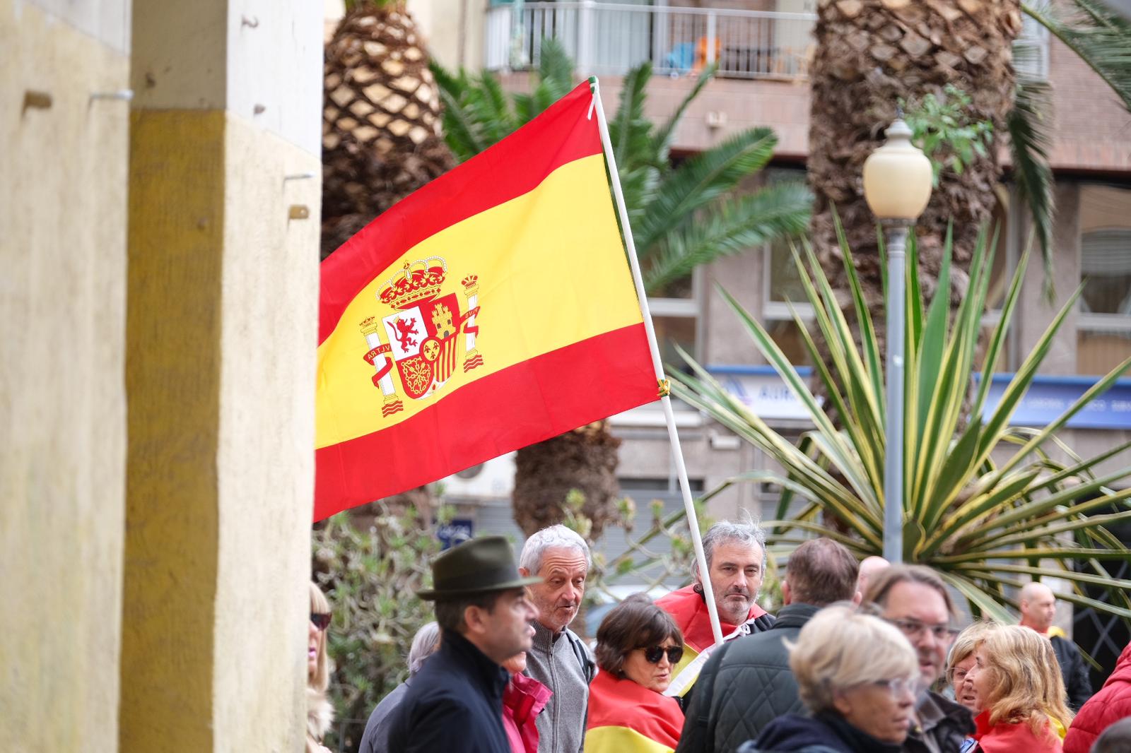 Fallida lectura de un manifiesto de Vox frente a la sede del PSOE de Alicante