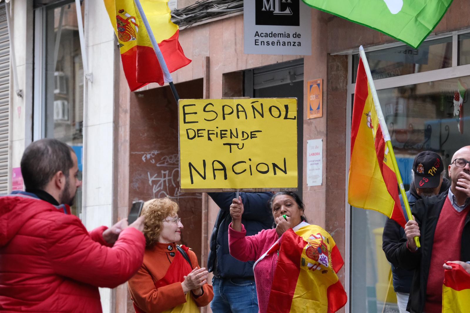 Fallida lectura de un manifiesto de Vox frente a la sede del PSOE de Alicante
