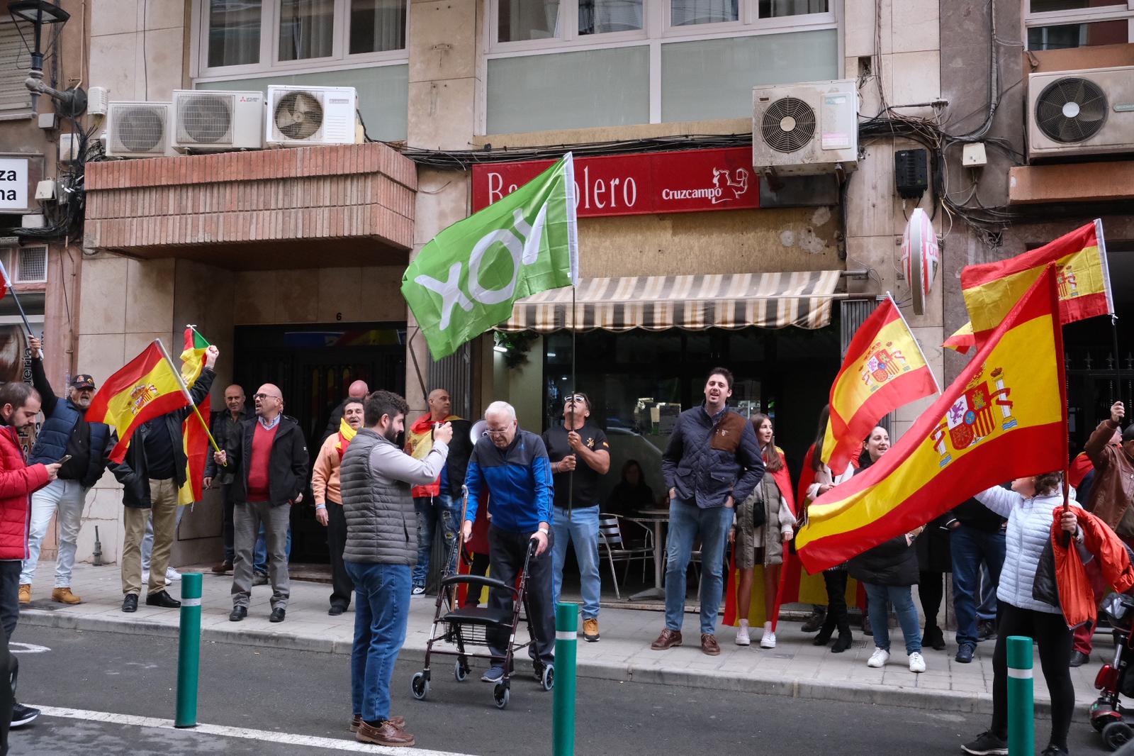 Fallida lectura de un manifiesto de Vox frente a la sede del PSOE de Alicante