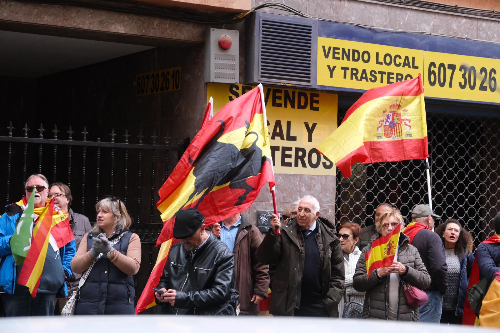 Fallida lectura de un manifiesto de Vox frente a la sede del PSOE de Alicante