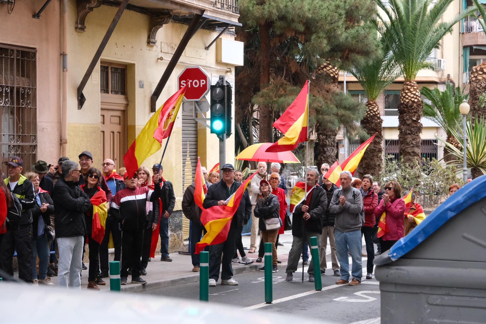 Fallida lectura de un manifiesto de Vox frente a la sede del PSOE de Alicante