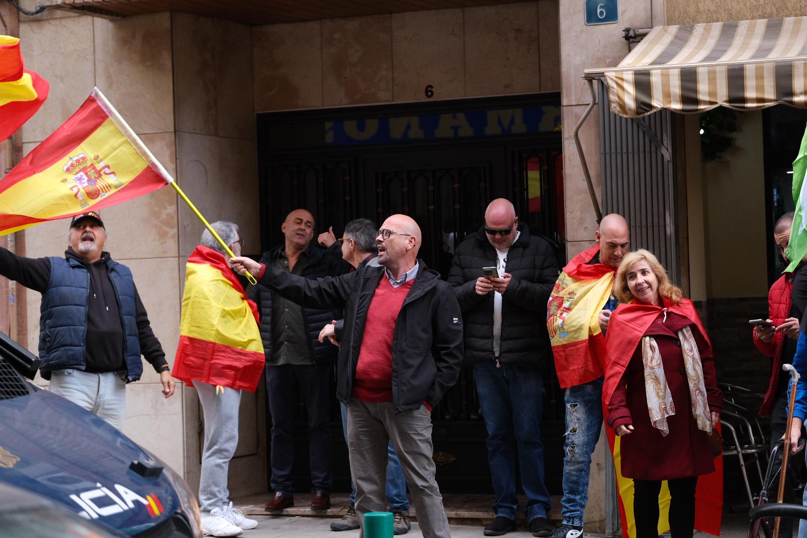 Fallida lectura de un manifiesto de Vox frente a la sede del PSOE de Alicante