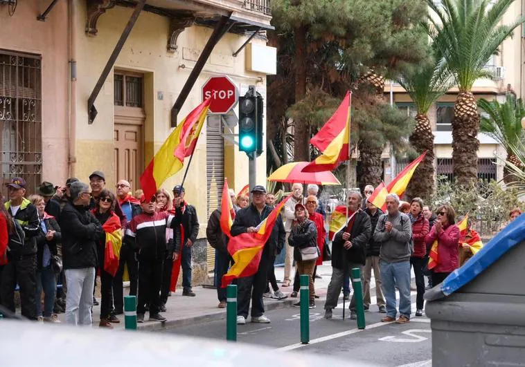 Convocatoria de Vox y Denaes frente a la sede local del PSOE.