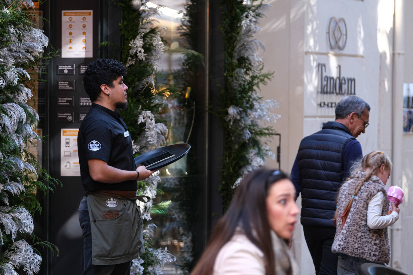 Un camarero atiende una terraza del centro de Alicante.
