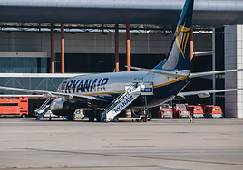 Un avión de Ryanair en el aeropuerto de Alicante.