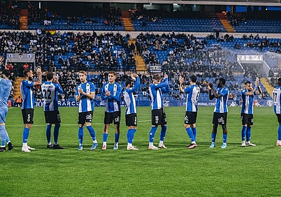 Los jugadores del Hércules aplauden a la grada antes del choque ante el Manresa