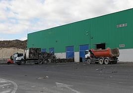 Trabajos en un centro de gestión de residuos.