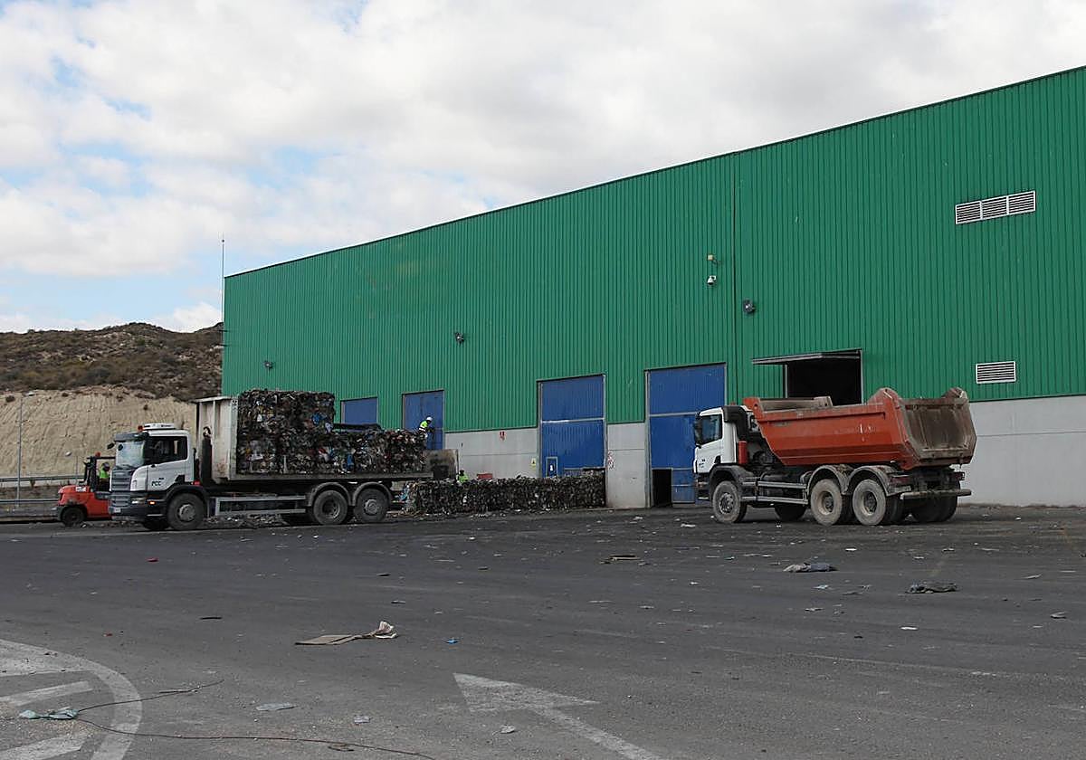Trabajos en un centro de gestión de residuos.