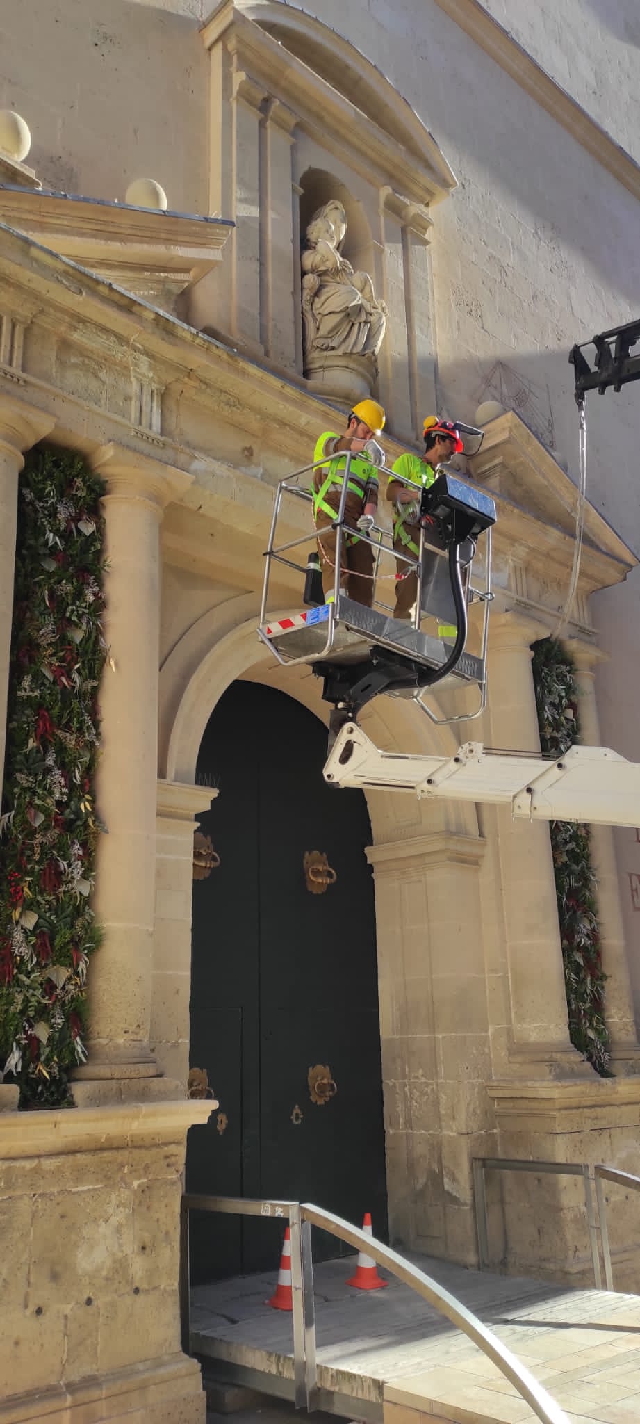 Alicante se tapiza de flores y adornos navideños