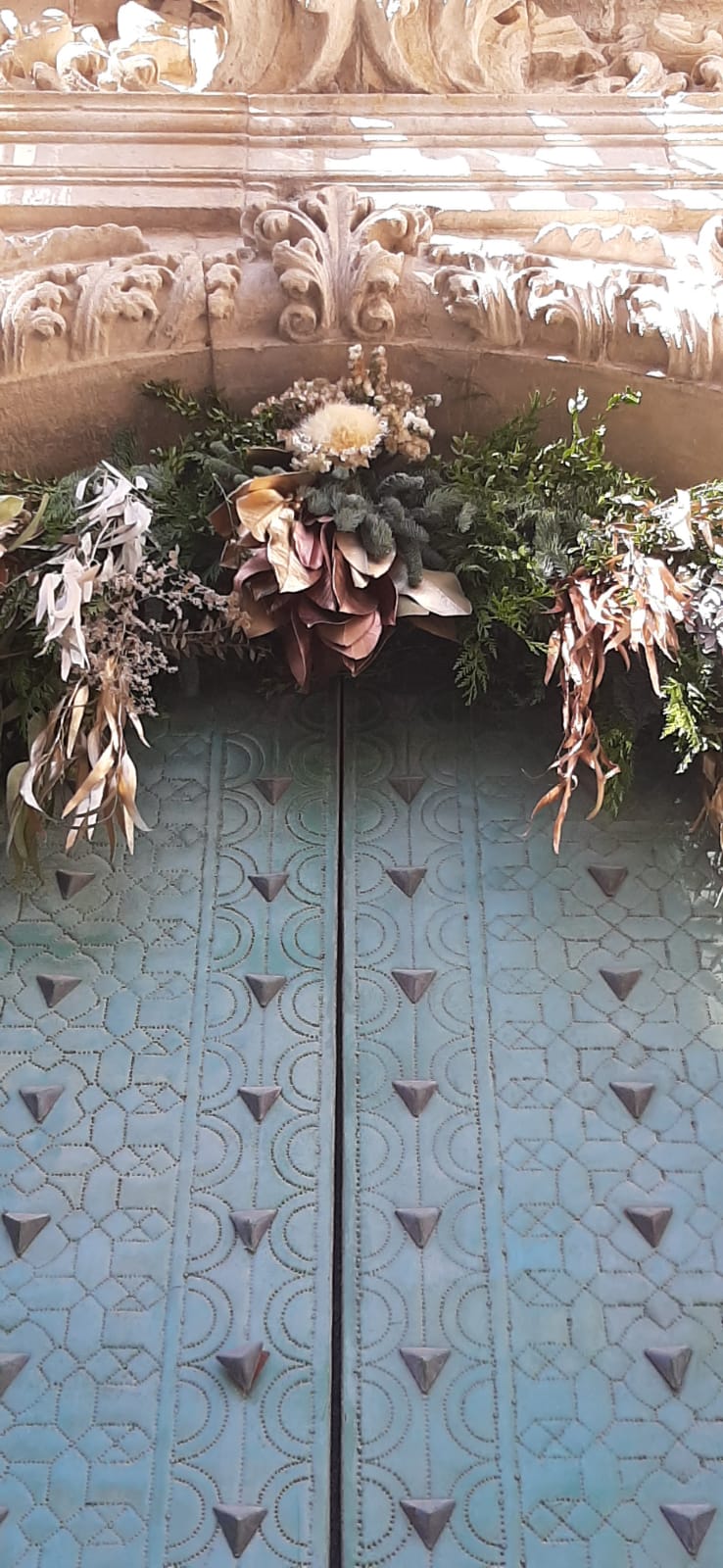 Alicante se tapiza de flores y adornos navideños