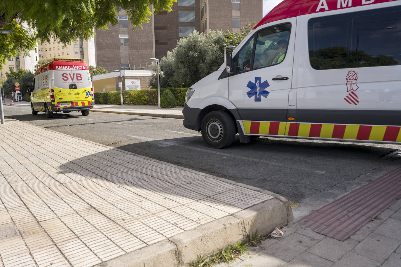 Un vehículo de SVB y una ambulancia entran en el Hospital de Alicante.
