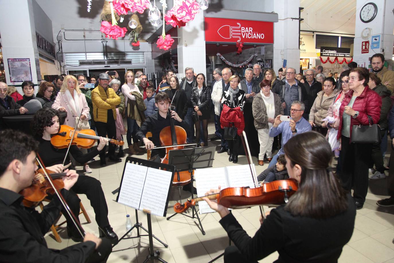 Comercio y público encienden la &#039;Nit de Llum&#039; de Dénia