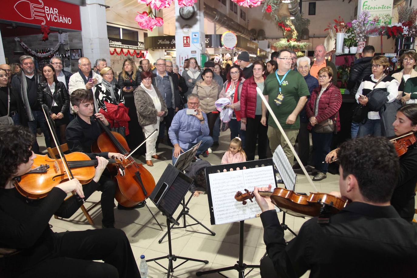 Comercio y público encienden la &#039;Nit de Llum&#039; de Dénia