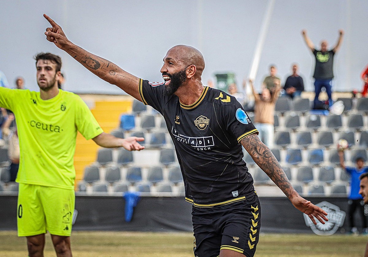 El internacional guineano anota en el minuto 94 el tanto de la victoria.