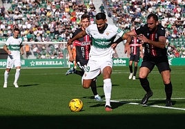 Mourad protege la pelota ante el exjugador franjiverde Gonzalo Verdú.