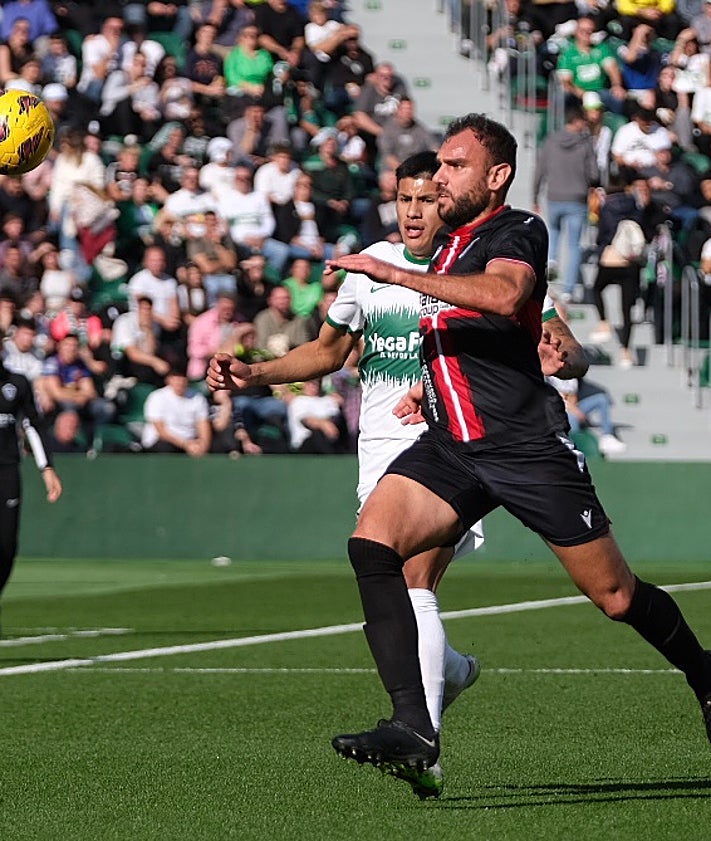Imagen secundaria 2 - Imágenes de la derrota del Elche esta tarde en el Martínez Valero ante el Cartagena.