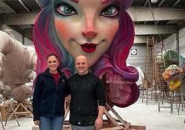 La bellea de Florida Plaza La Viña Nelly Jorge Gosalbez junto al artista Luis Espinosa.