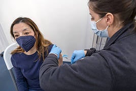 Una sanitaria adminsitra una vacuna contra la gripe en el Hospital General de Alicante.