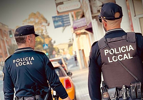 Agentes de la Policía Local de Elche durante sus labores.