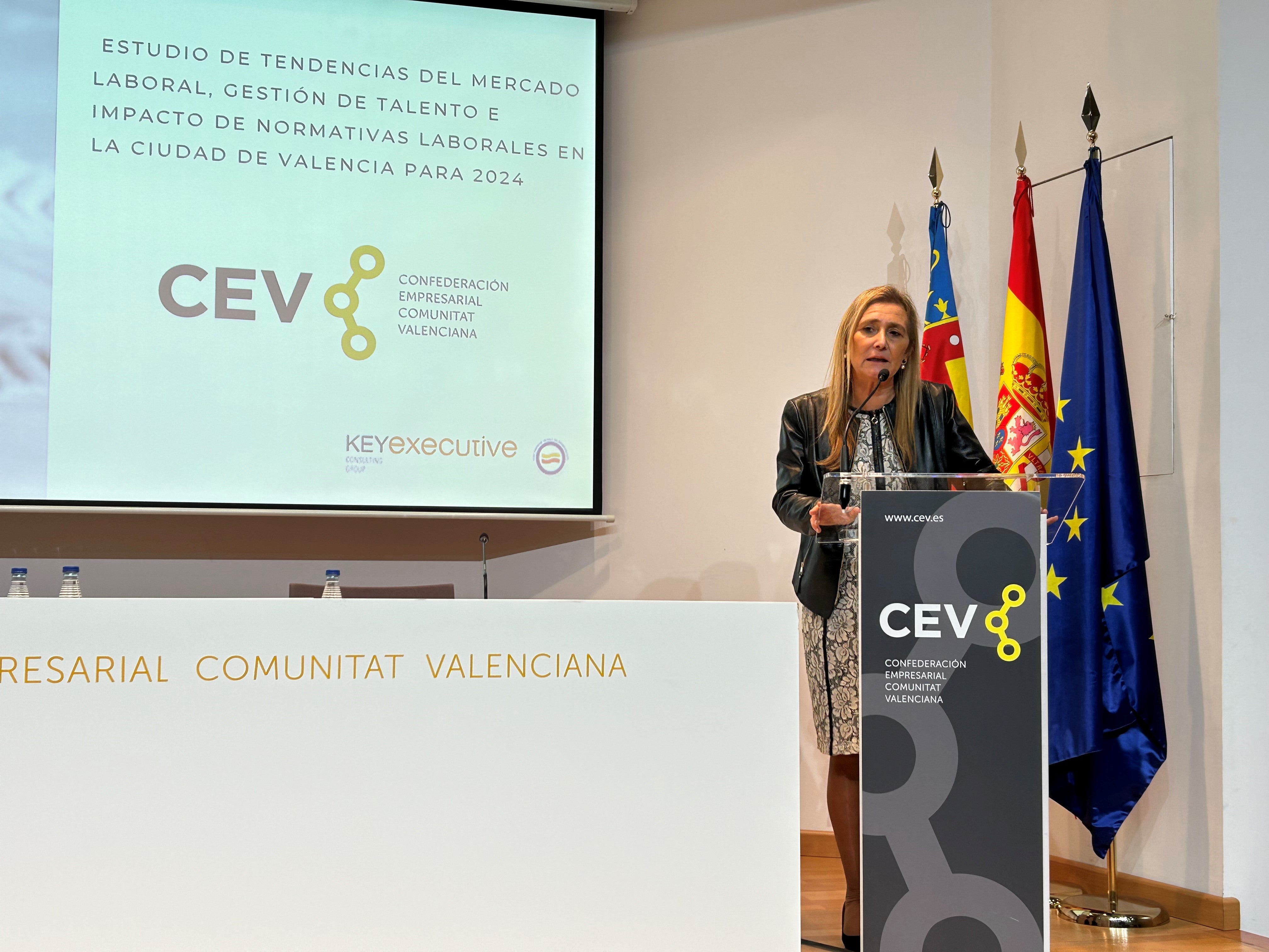 La presidenta de CEV Valencia, Eva Blasco, durante la presentación del informe.