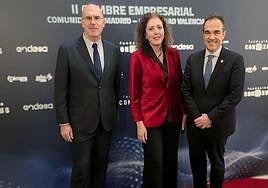 Asunción Martínez, nueva coordinadora general del Ayuntamiento de Alicante, con el vicealcalde, Manuel Villar, y el concejal de Modernización, Antonio Peral.