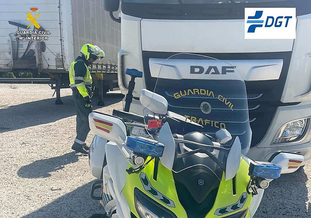 Un agente de la Guardia Civil de Tráfico durante sus labores.