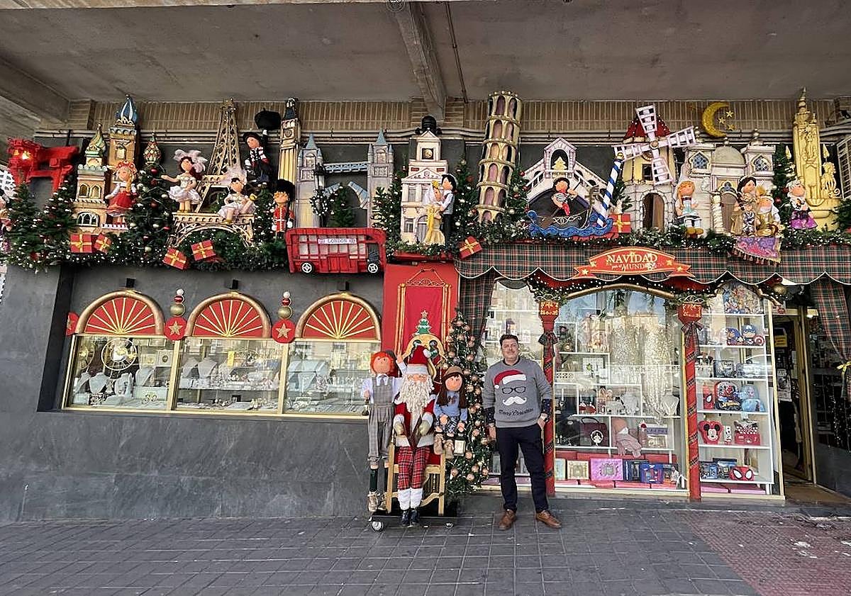 Imagen principal - Miguel Ángel Montero y su escaparate decorado de Navidad.