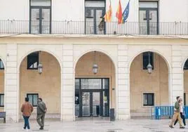 Puerta de la Audiencia Provincial de Alicante.