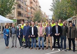 Los responsables municipales, con el personal de parques y jardines.