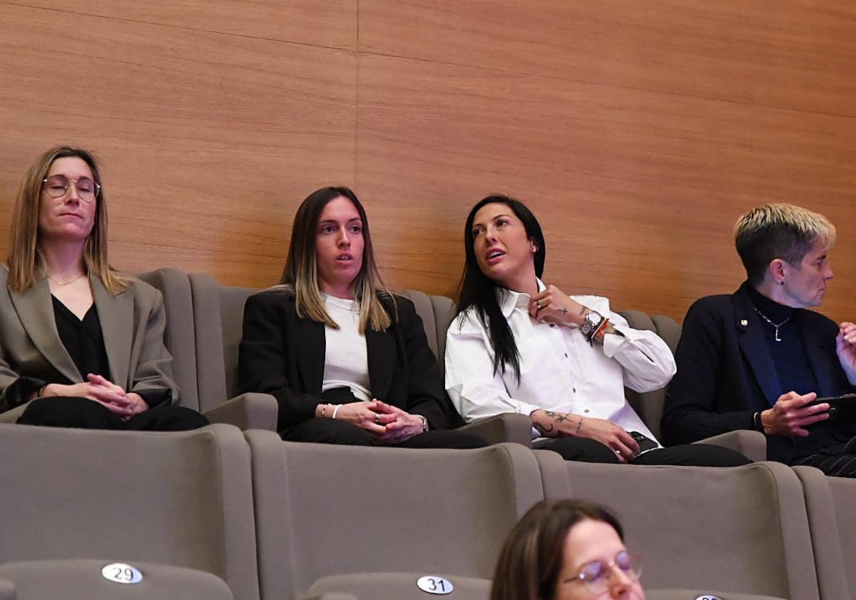 Imagen principal - (Arriba) las futbolistas premiadas antes de recibir el galardón. (izq.) Lola Romero, atendiendo a la prensa tras el acto. (derecha) Hermoso durante su alocución ante el público presente en el ADDA.