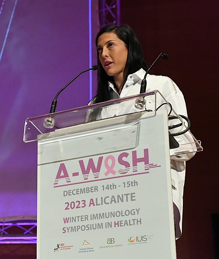 Imagen secundaria 2 - (Arriba) las futbolistas premiadas antes de recibir el galardón. (izq.) Lola Romero, atendiendo a la prensa tras el acto. (derecha) Hermoso durante su alocución ante el público presente en el ADDA.