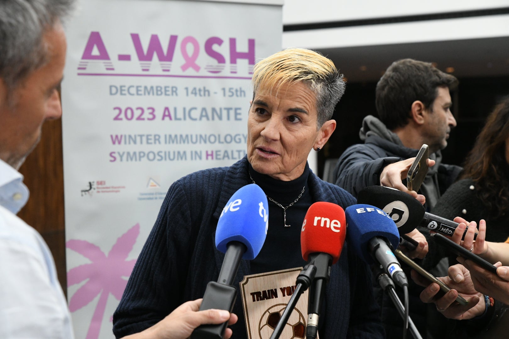 Imagen secundaria 1 - (Arriba) las futbolistas premiadas antes de recibir el galardón. (izq.) Lola Romero, atendiendo a la prensa tras el acto. (derecha) Hermoso durante su alocución ante el público presente en el ADDA.