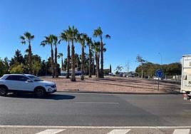 Coches circulando por la rotonda de Gibeller.