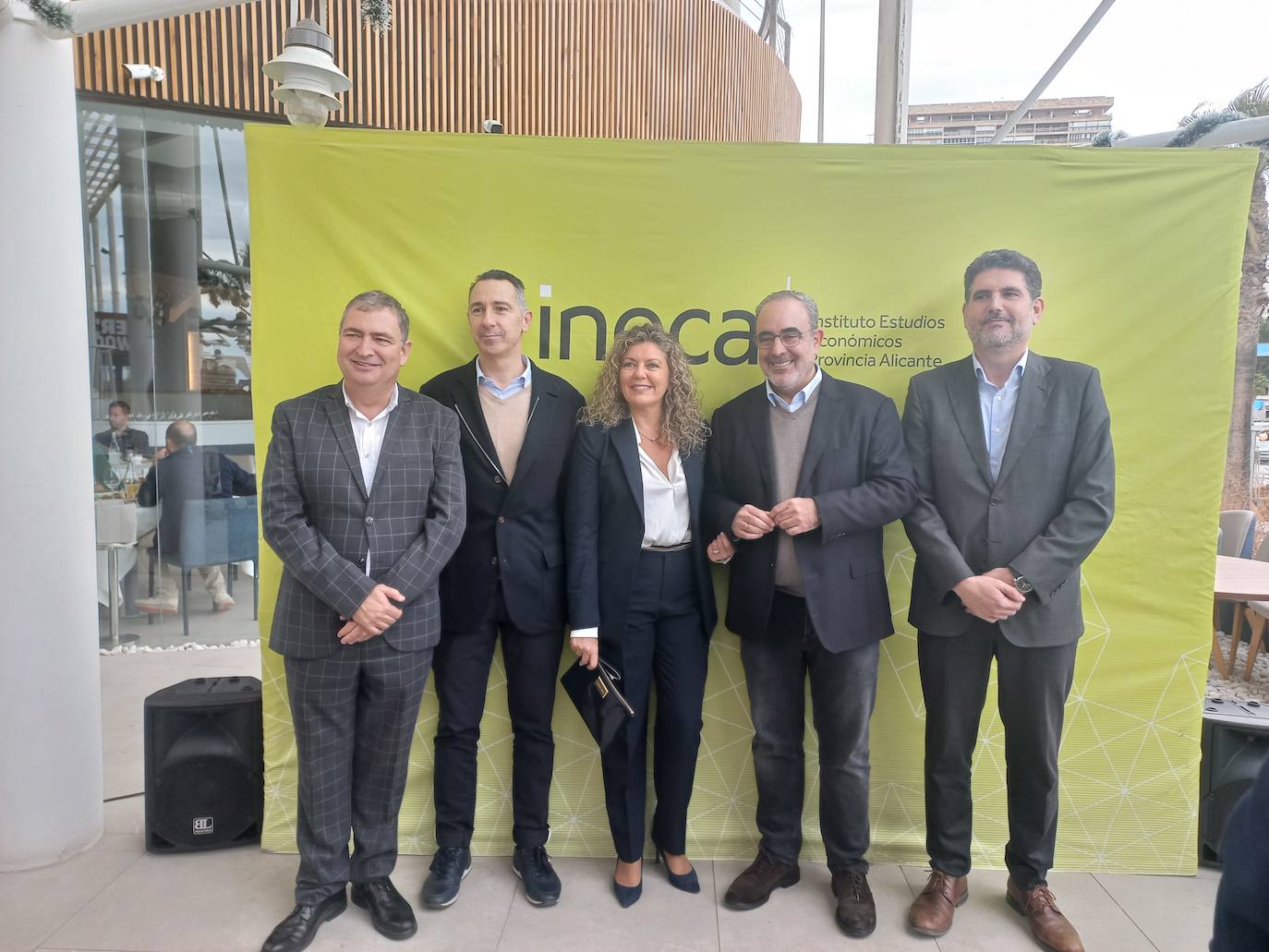 El presidente de Ineca, Nacho Amirola y la directora general de Mercalicante, Dolores Mejía, flanqueados por los nuevos miembros del Institututo.