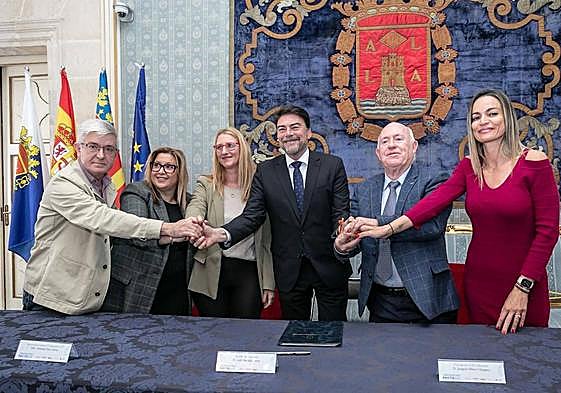 Firma del acuerdo, este jueves en el Salón Azul del Ayuntamiento de Alicante.