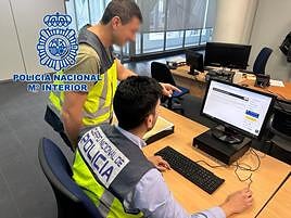 Agentes de la Unidad de Delincuencia Económica y Fiscal de la Comisaría Provincial de Alicante.