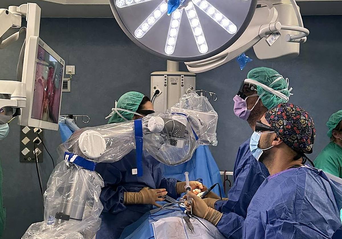 Los cirujanos, en plena operación.