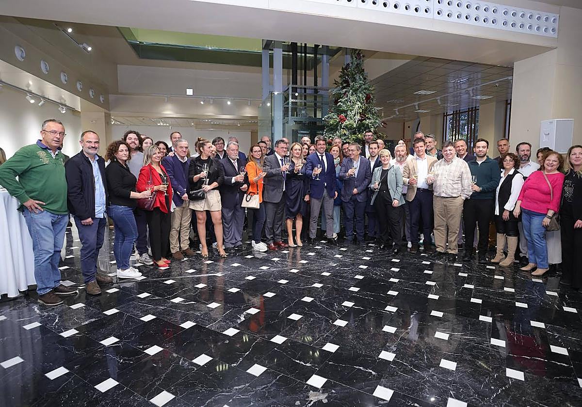 Brindis del Consell con la prensa de Alicante.