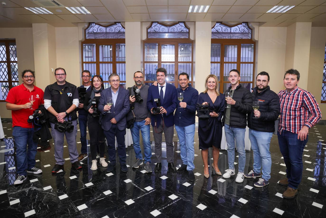 Miembros del Consell con fotoperiodistas de Alicante.