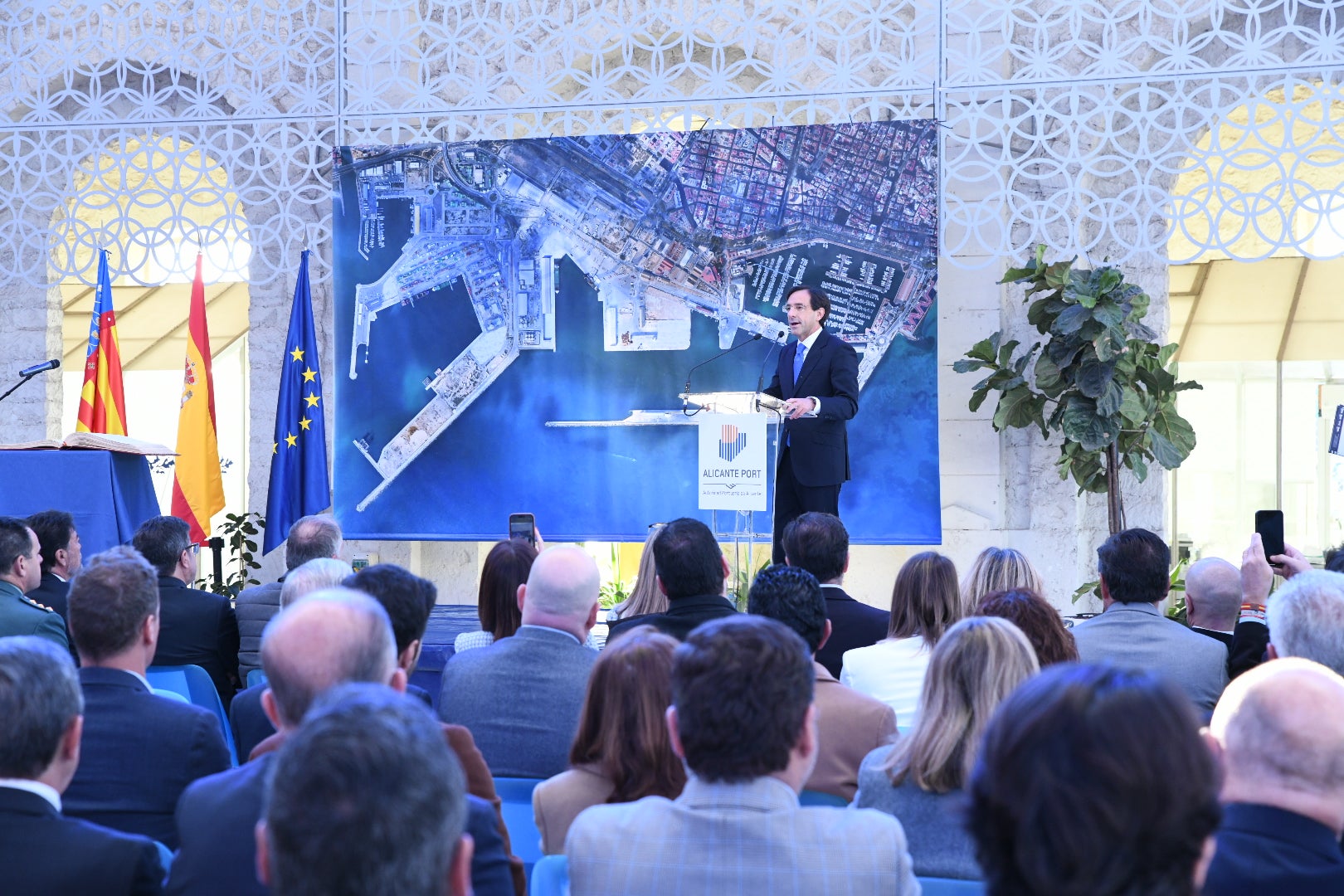 Un perfil dialogante al frente del Puerto de Alicante