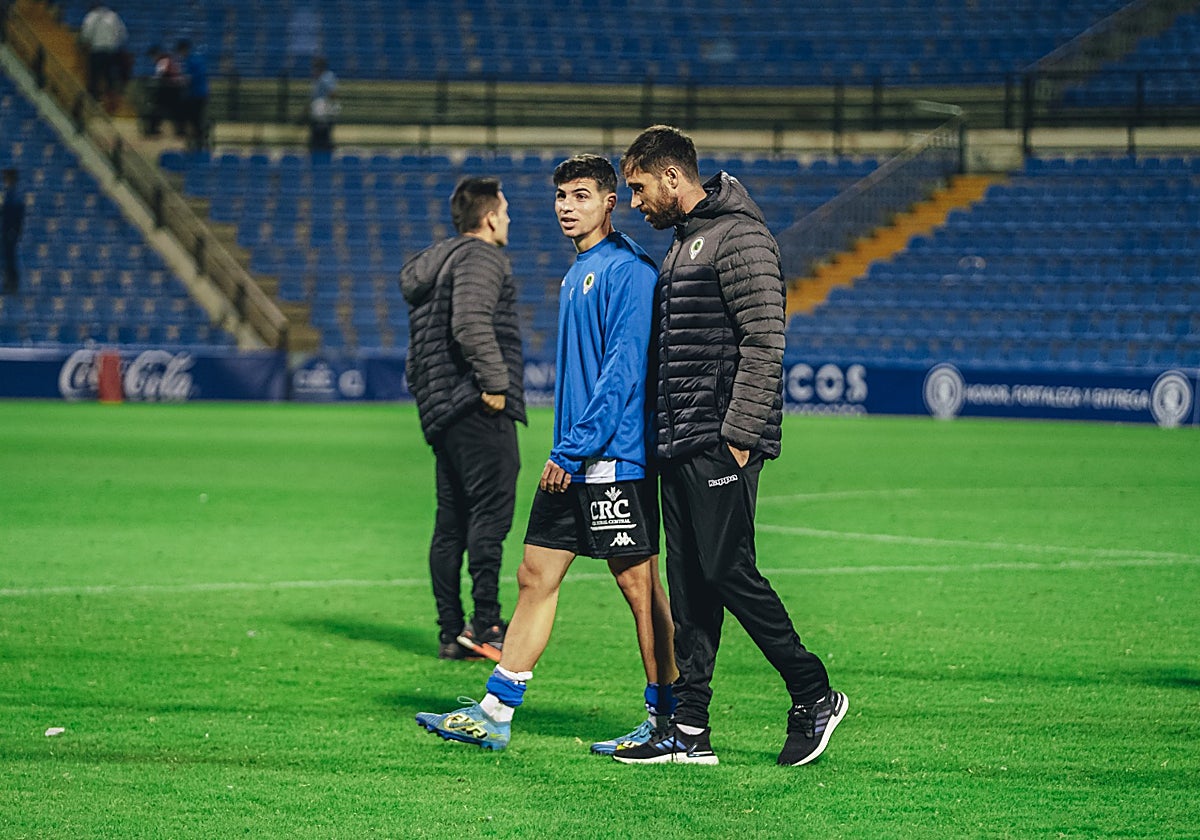 Nico Espinosa habla con Míchel al acabar un partido