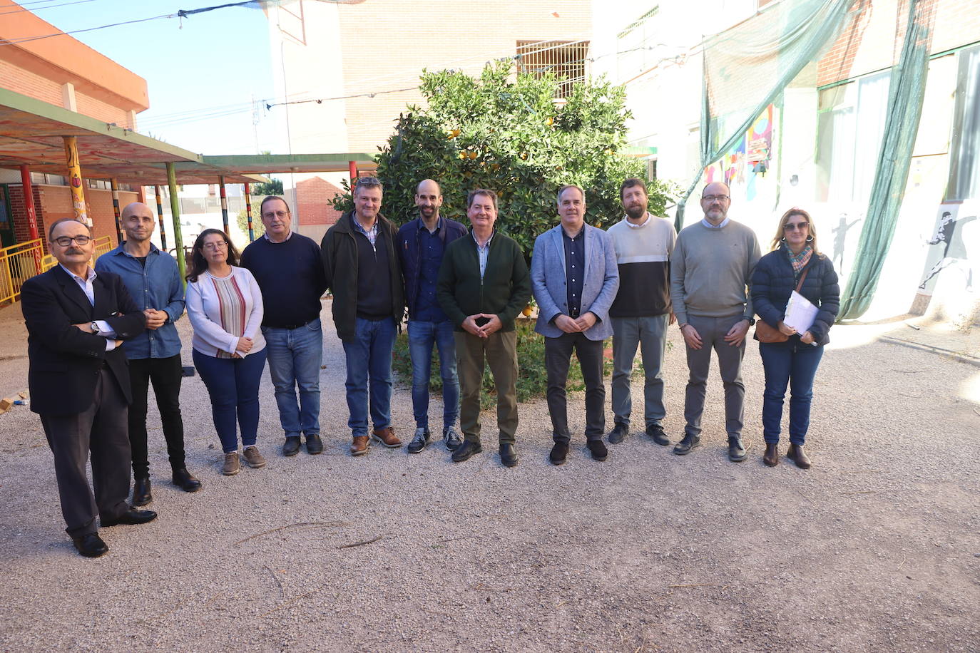 Autoridades asistentes a la firma del acta de replanteo.