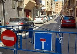 Tramo de la calle Pintor Otilio cortado al tráfico.