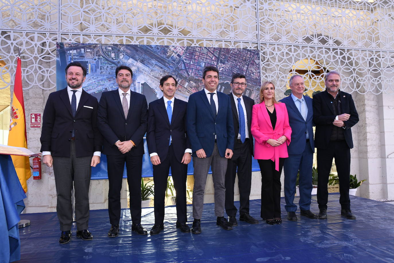 Foto de familia en la toma de posesión del presidente del Puerto Luis Rodríguez (tercero por la izquierda).