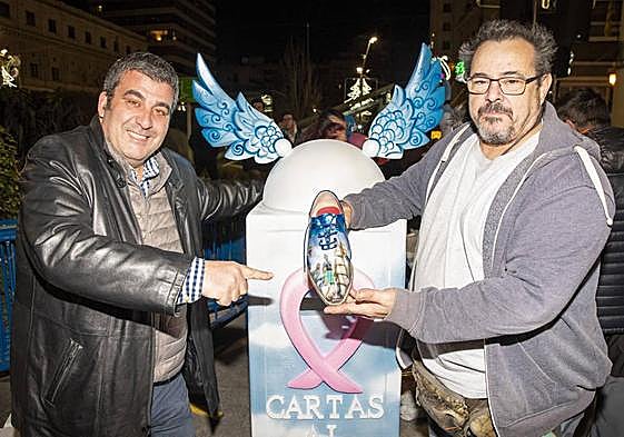 Cutanda y 'Pachi' con los zapatos diseñados por Pepe Milán.