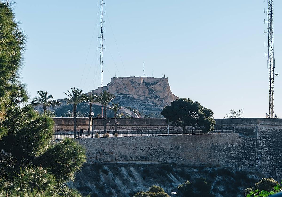 Amanecer desde el monte Tossal con Santa Bárbara al fondo.